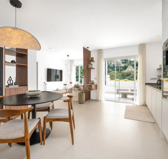 Sale of middle floor apartment in Benahavís