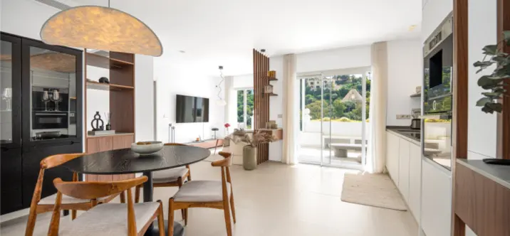 Sale of middle floor apartment in Benahavís 1