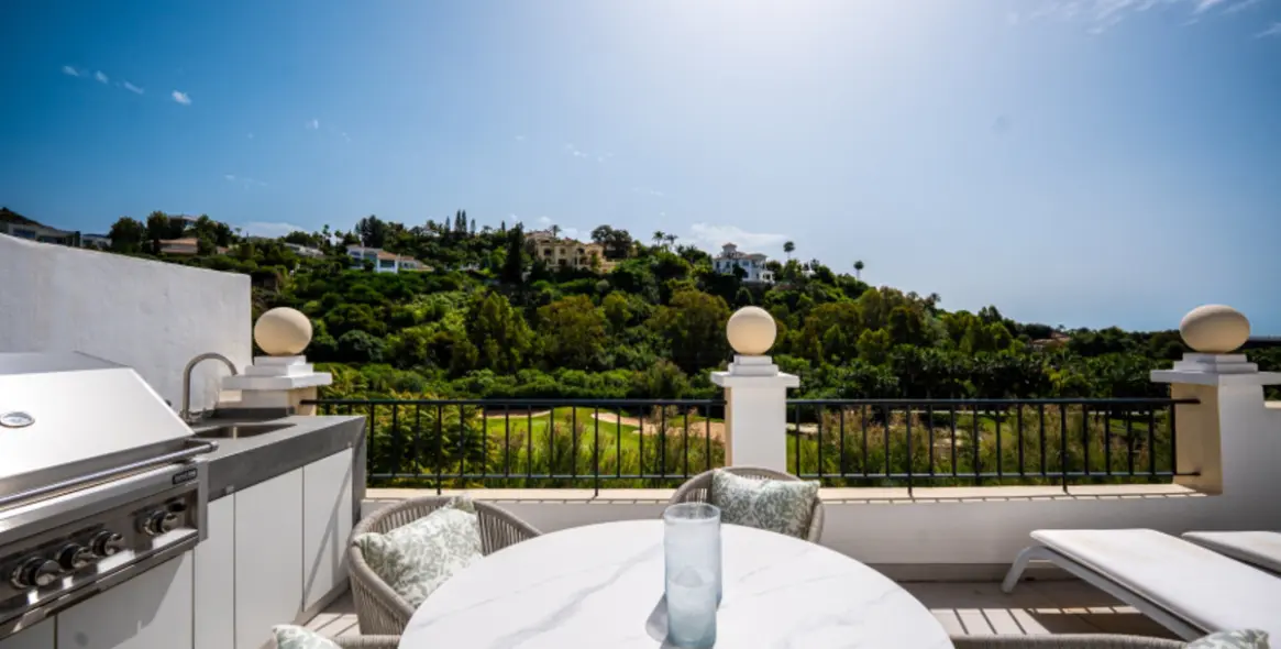 Sale of middle floor apartment in Benahavís 24