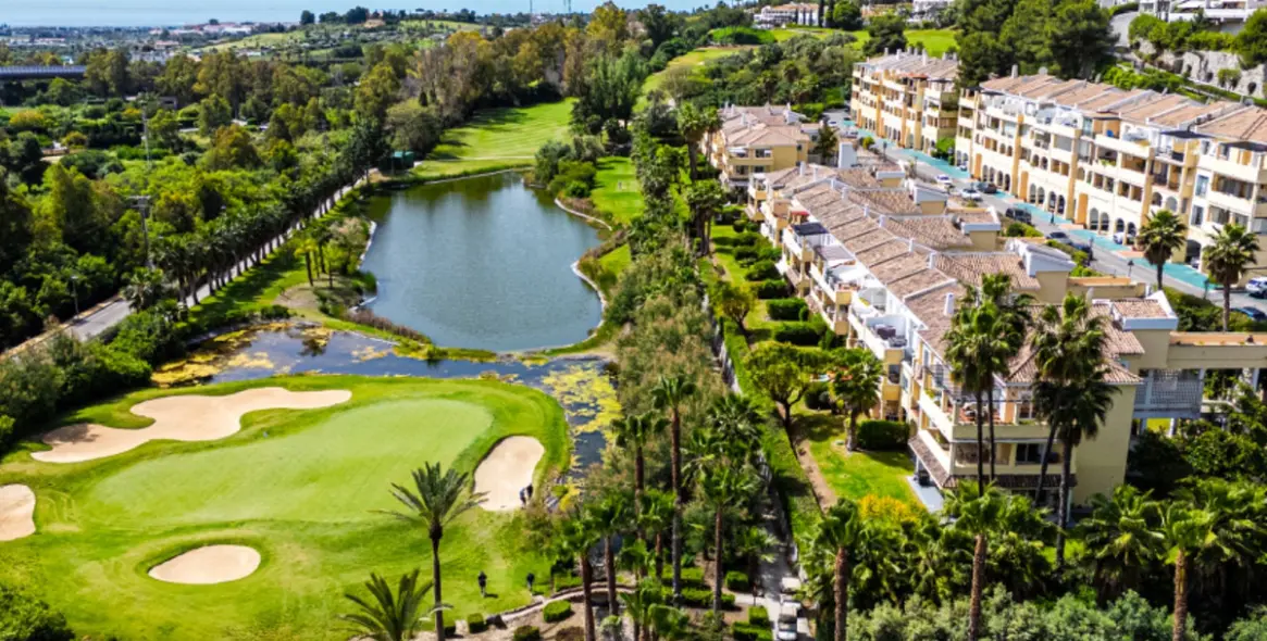 Sale of middle floor apartment in Benahavís 25