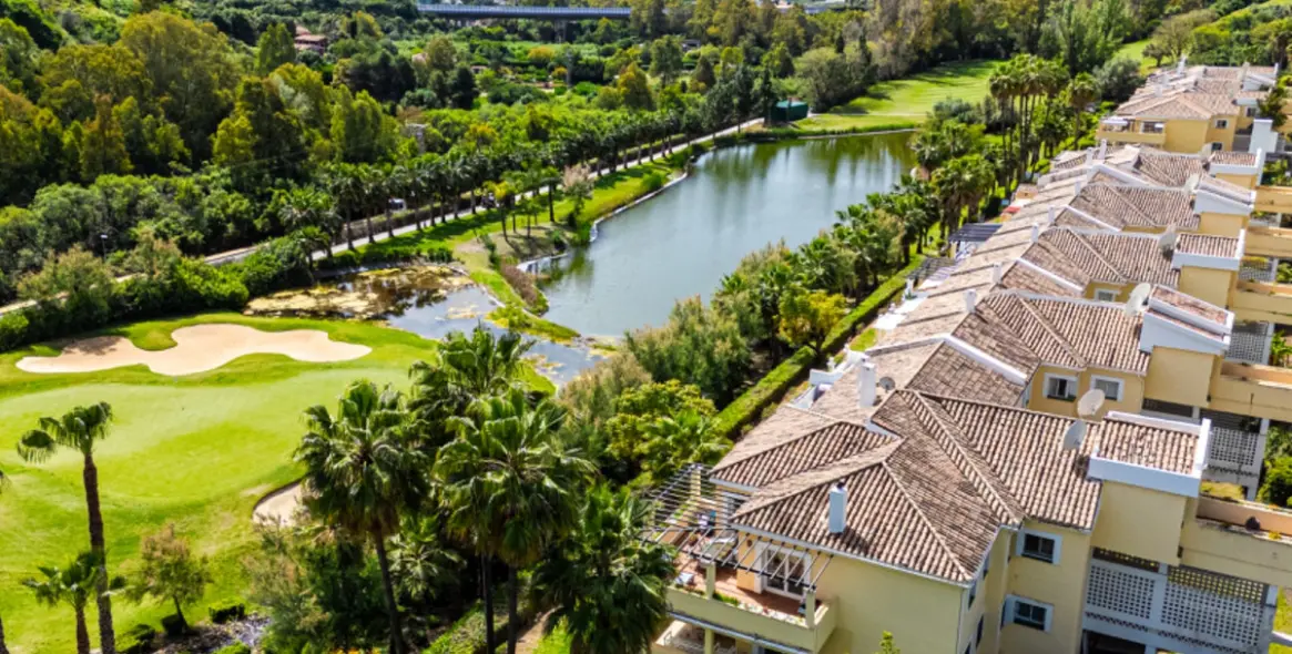 Sale of middle floor apartment in Benahavís 26