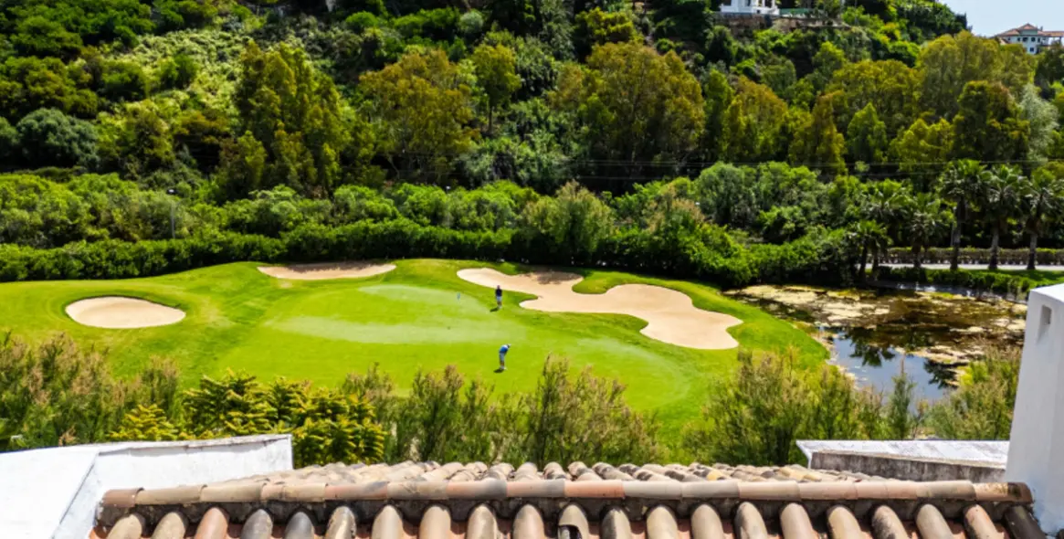 Sale of middle floor apartment in Benahavís 27