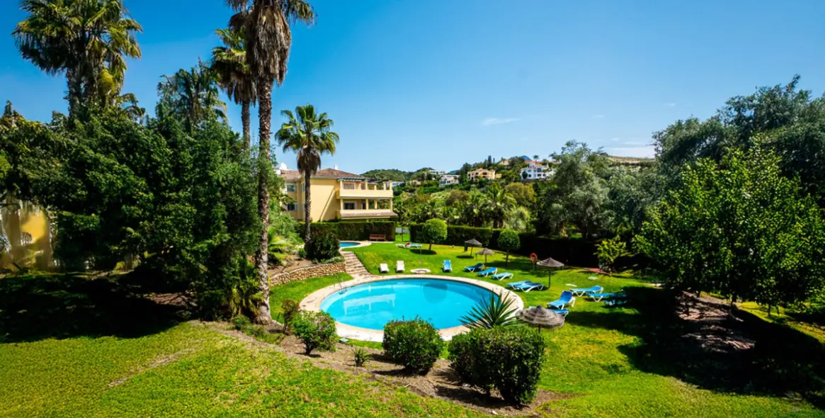 Sale of middle floor apartment in Benahavís 28