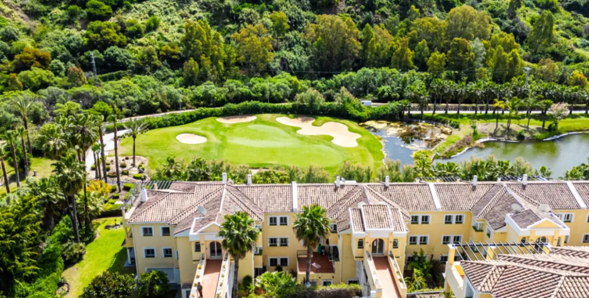 Sale of middle floor apartment in Benahavís 30