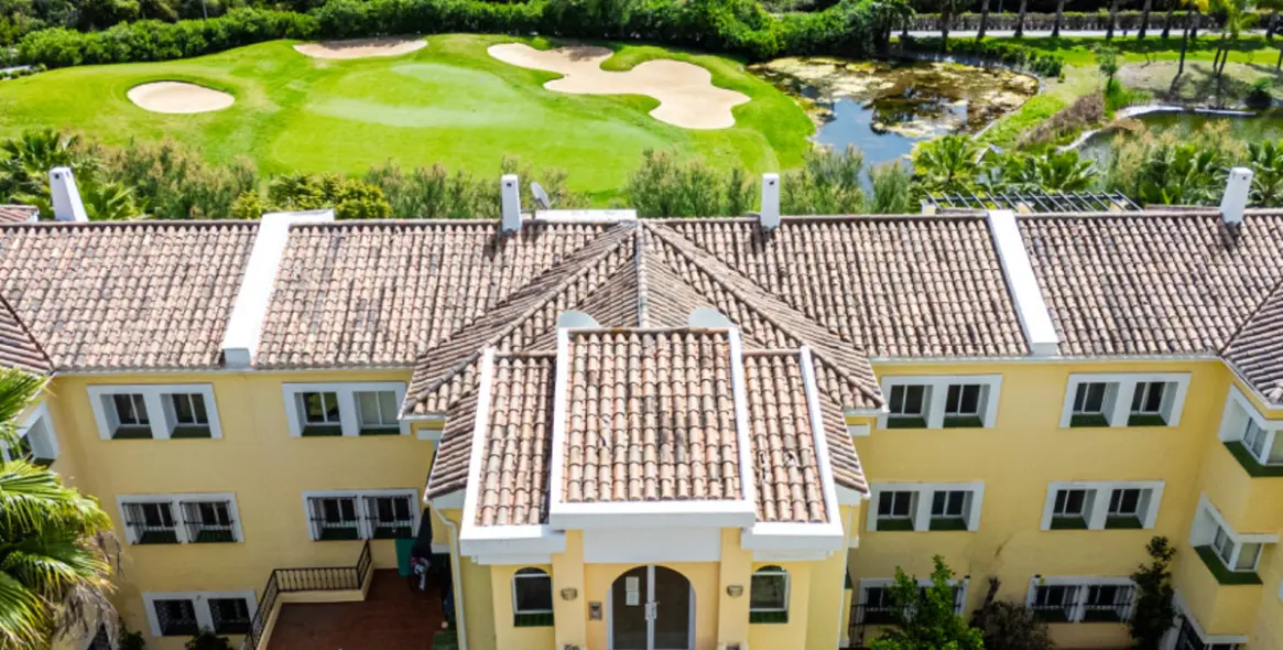 Sale of middle floor apartment in Benahavís 31