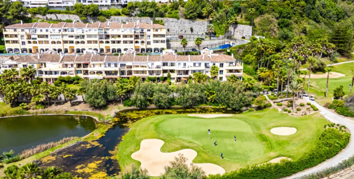 Sale of middle floor apartment in Benahavís 32