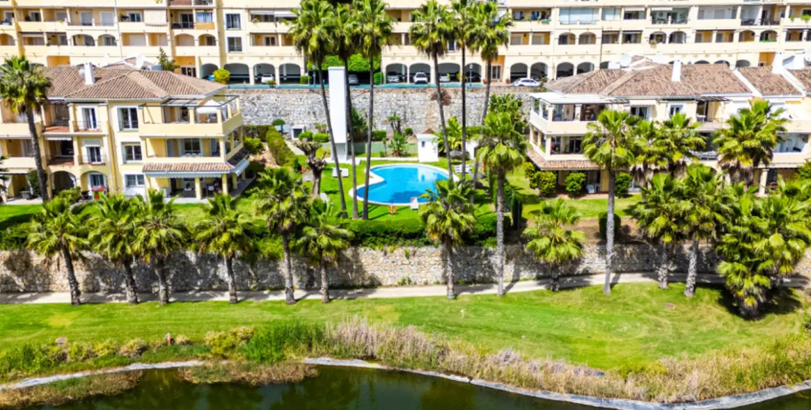 Sale of middle floor apartment in Benahavís 33