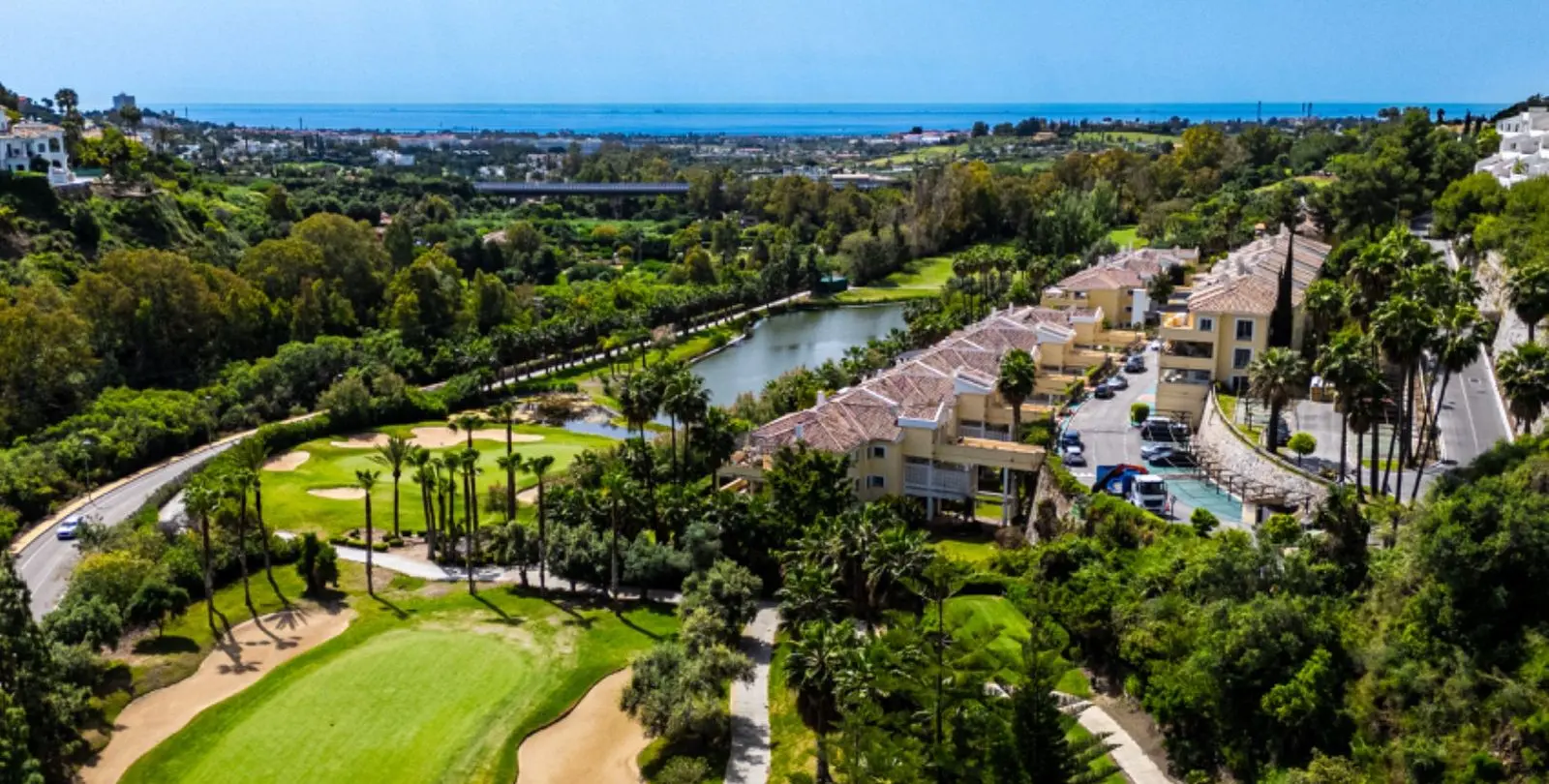 Venta de apartamento en planta media en Benahavís 1