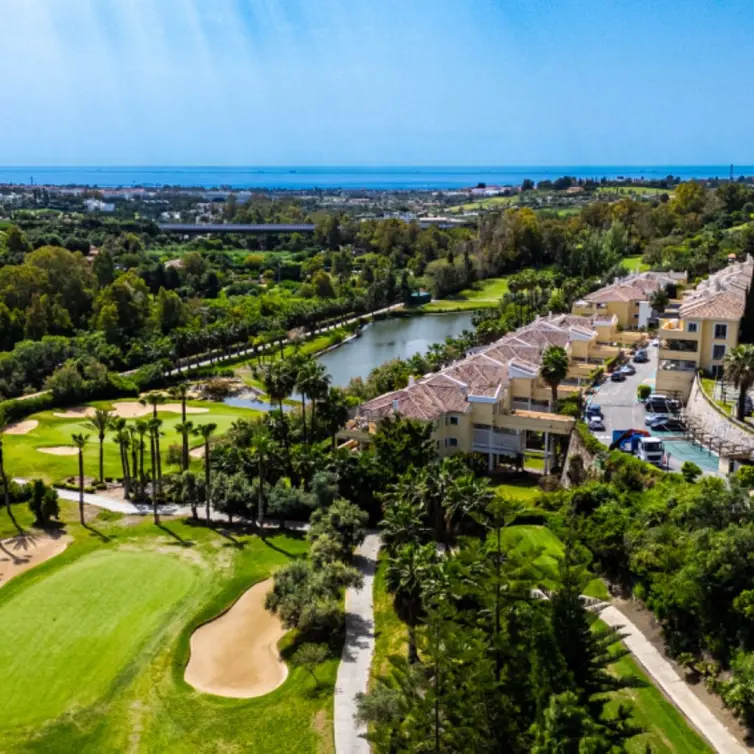 Sale of middle floor apartment in Benahavís