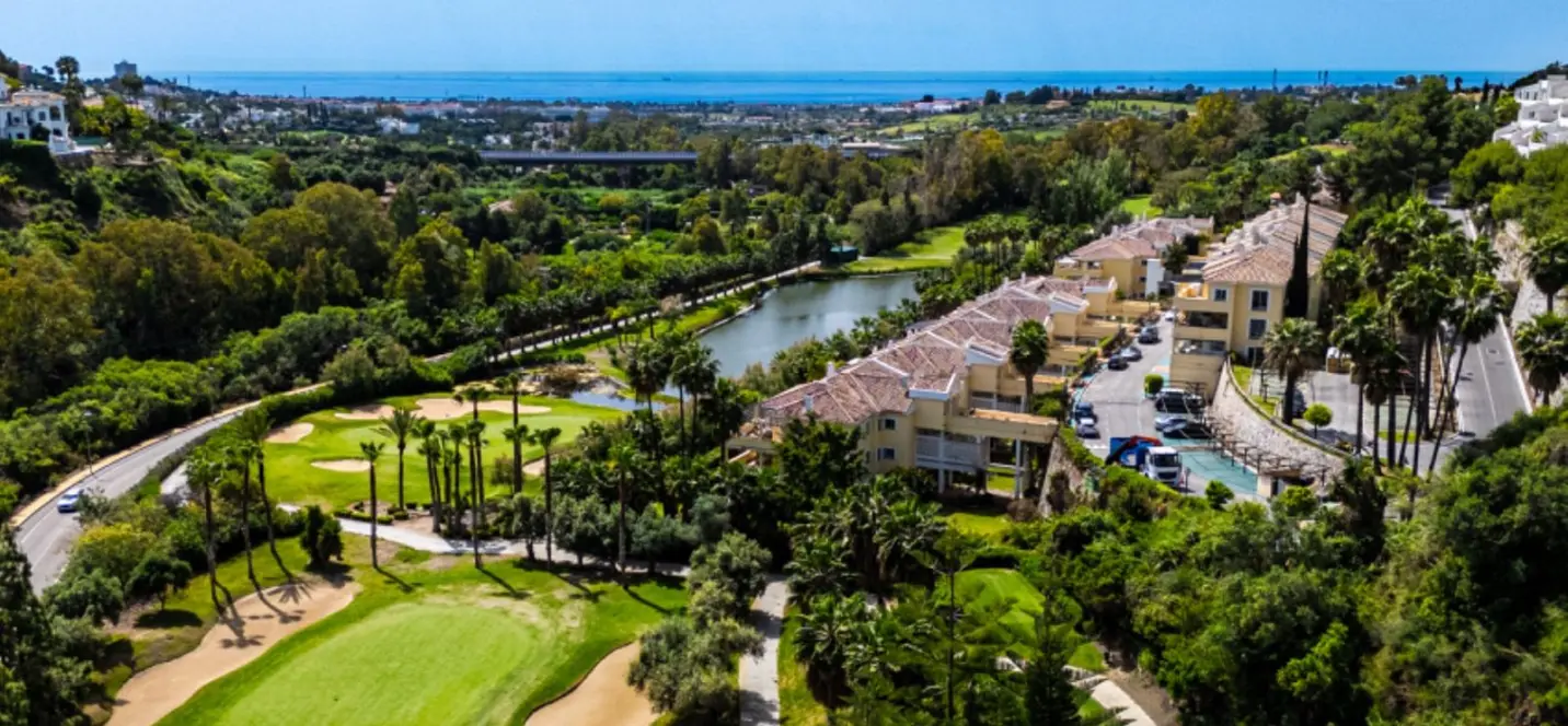 Sale of middle floor apartment in Benahavís 0