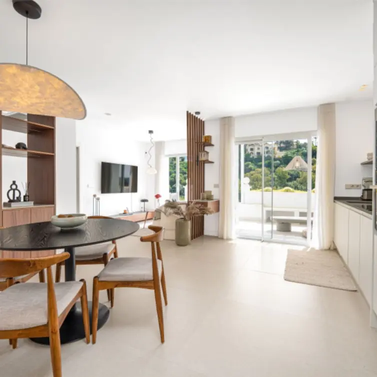 Sale of middle floor apartment in Benahavís