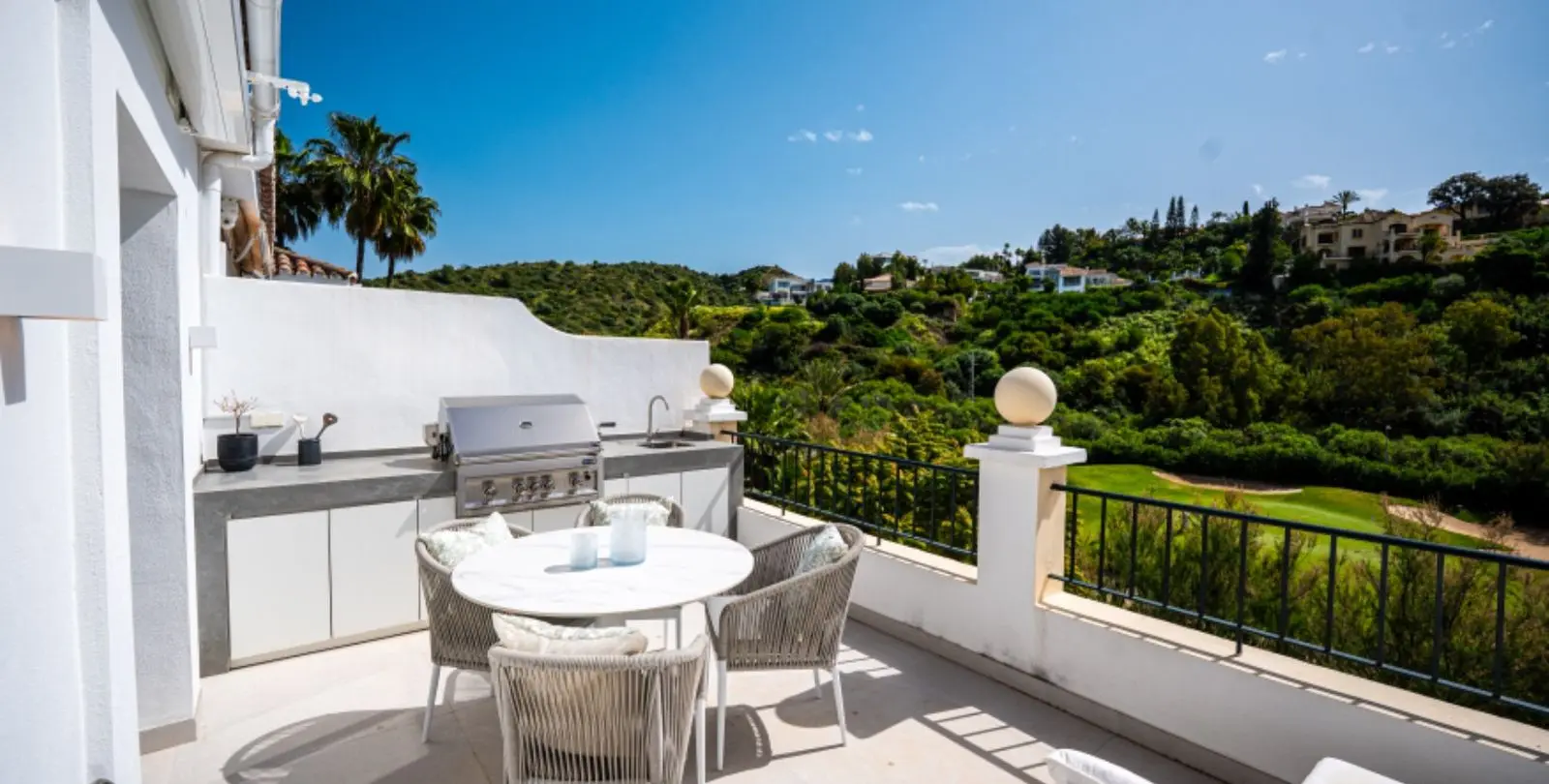 Venta de apartamento en planta media en Benahavís 6
