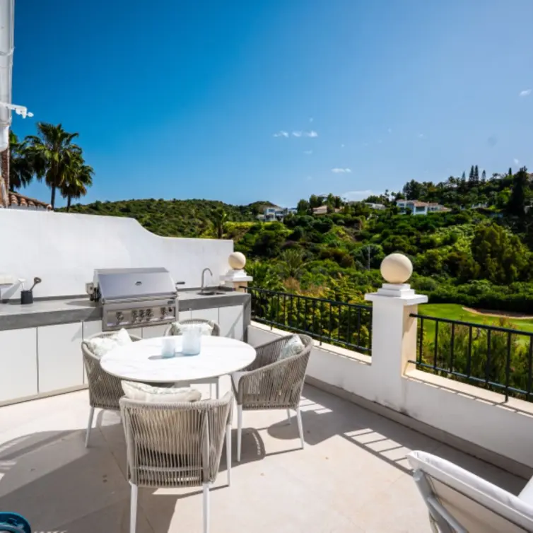 Sale of middle floor apartment in Benahavís
