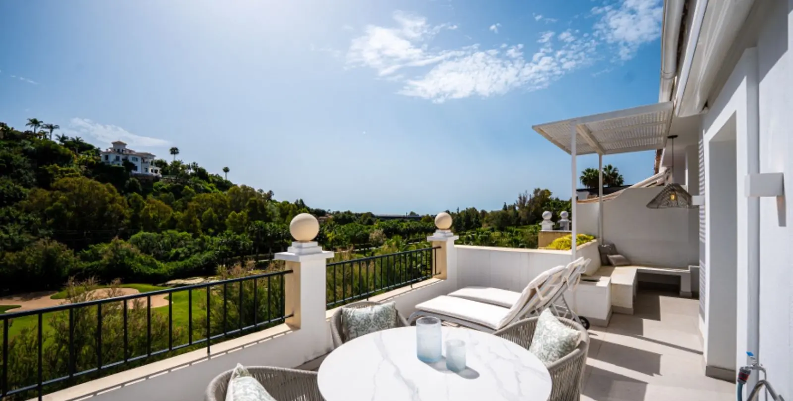 Venta de apartamento en planta media en Benahavís 15