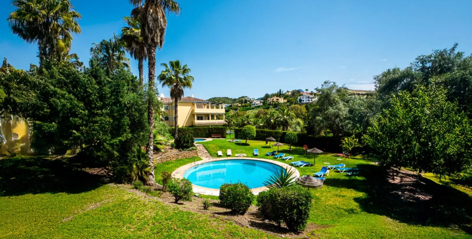 Venta de apartamento en planta media en Benahavís 28