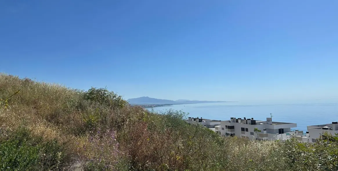 Sale of residential plot in Camarate 4