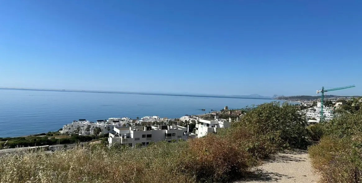 Sale of residential plot in Camarate 6