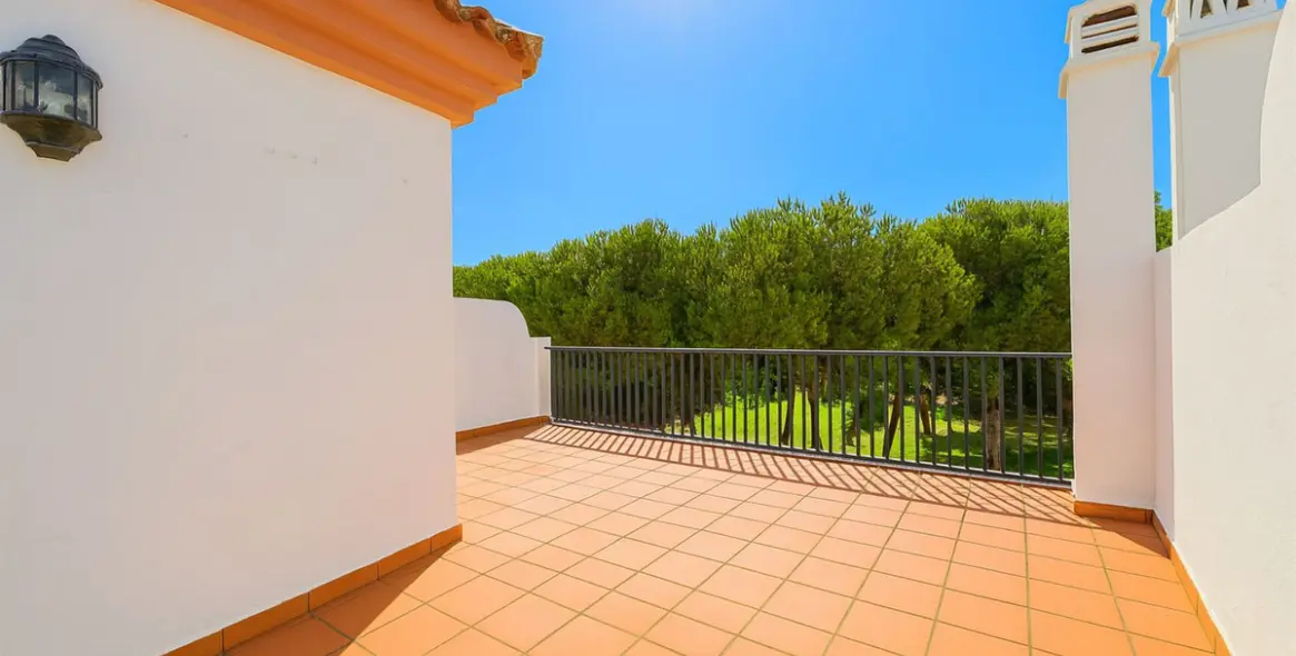 Продажа дома на две семьи в Cabopino 1