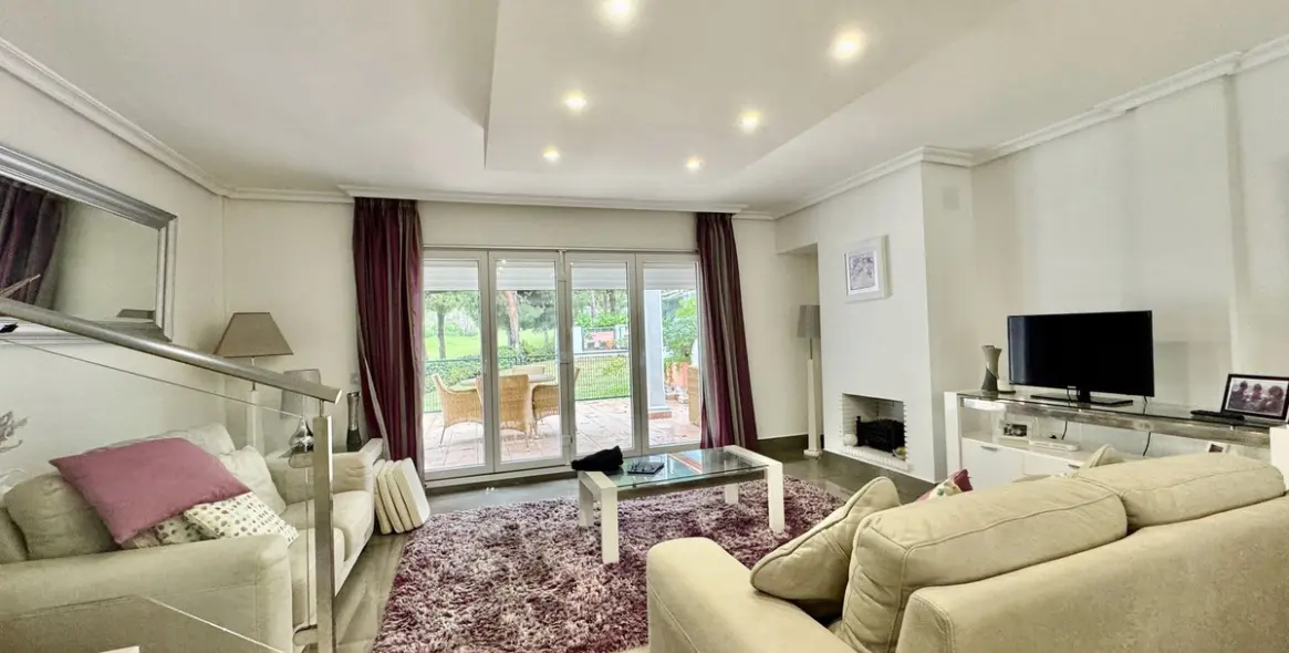 Продажа дома на две семьи в Cabopino 5