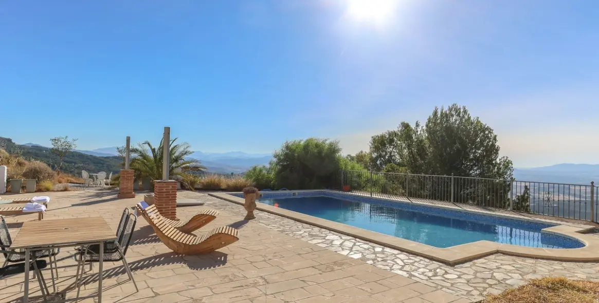 Sale of detached villa in Alozaina 1