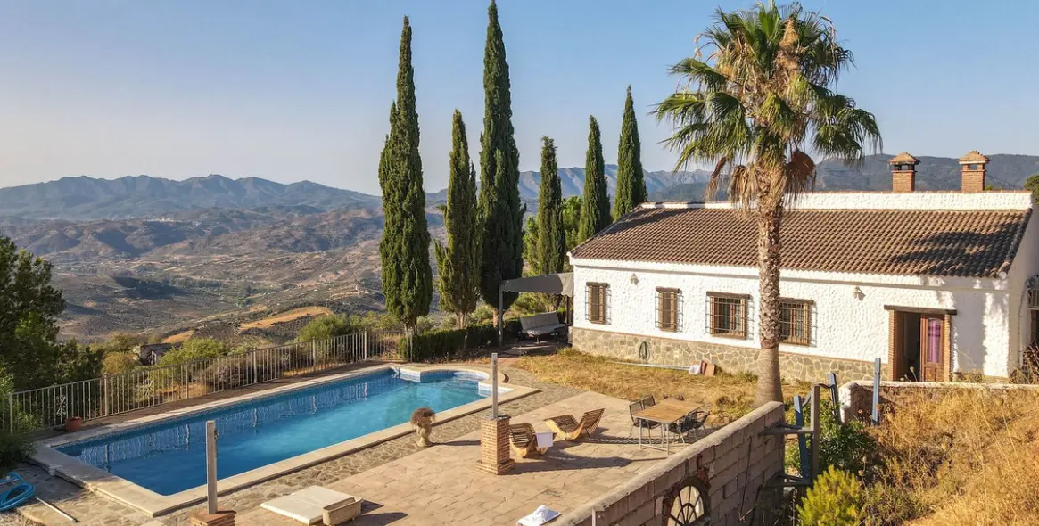 Sale of detached villa in Alozaina 64