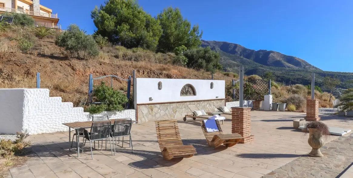 Sale of detached villa in Alozaina 75