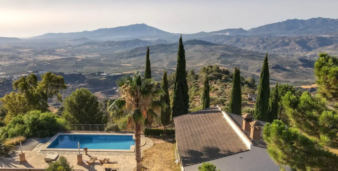 Sale of detached villa in Alozaina 76