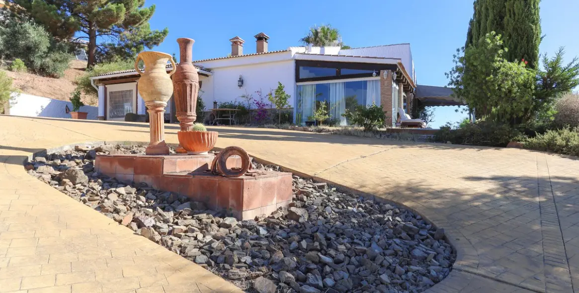 Sale of detached villa in Alozaina 78