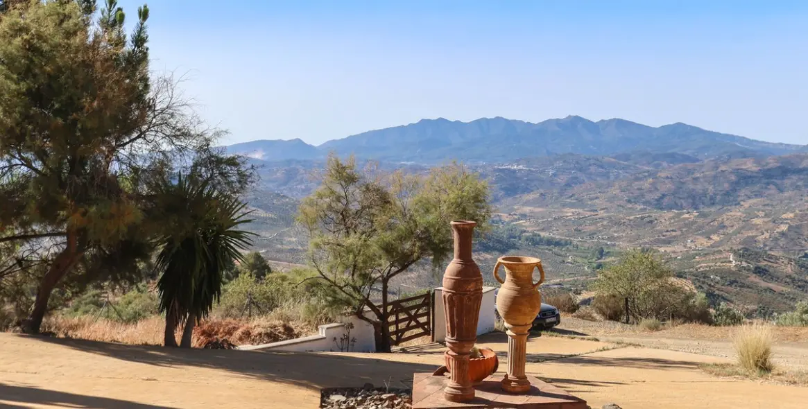 Sale of detached villa in Alozaina 79