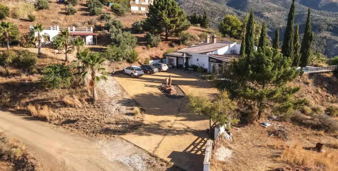 Sale of detached villa in Alozaina 80