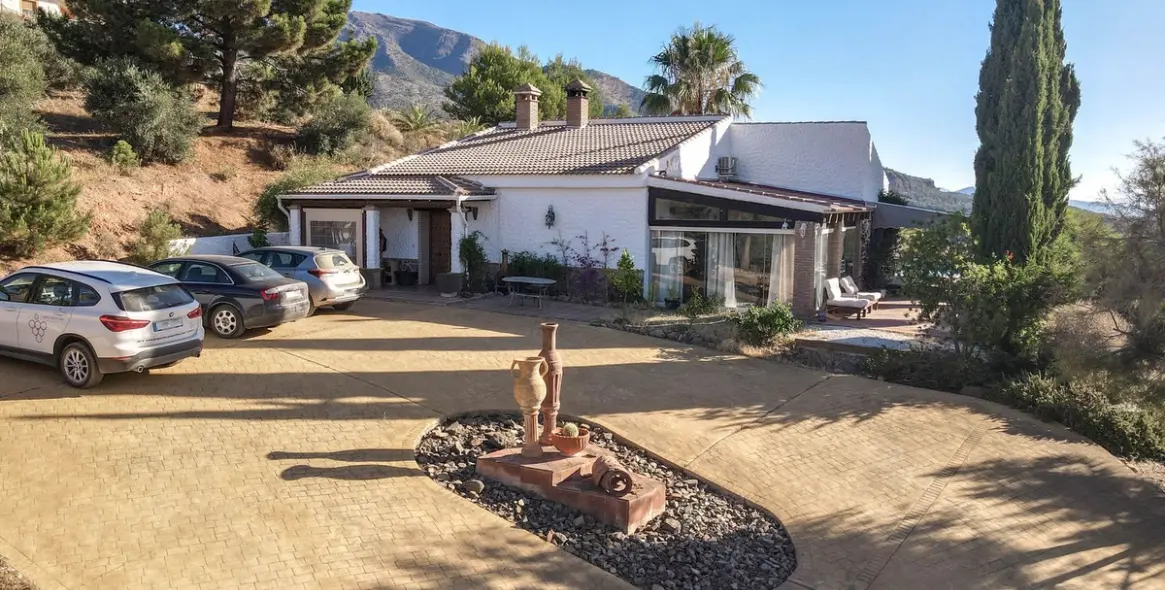 Sale of detached villa in Alozaina 81