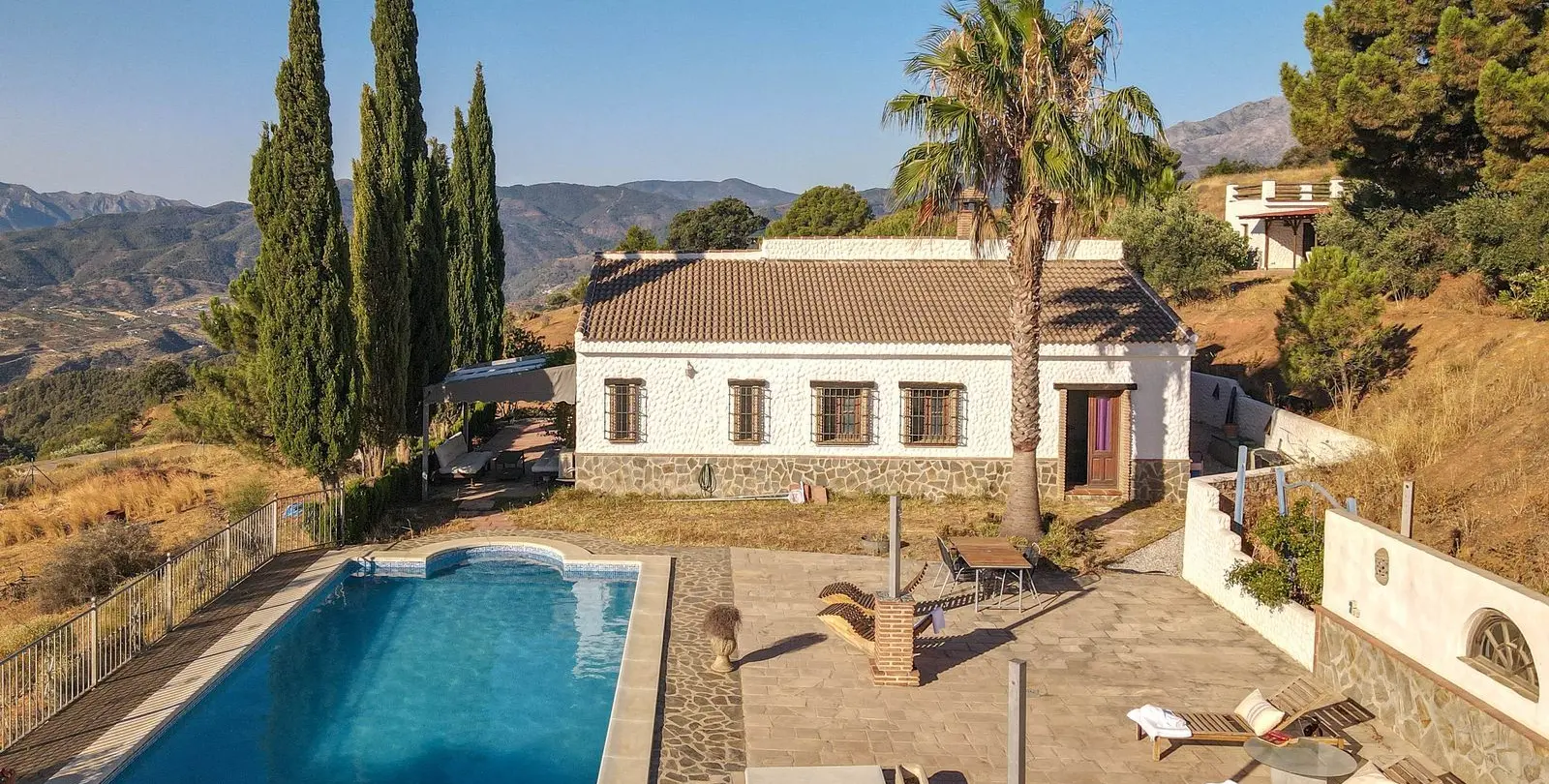 Sale of detached villa in Alozaina 1