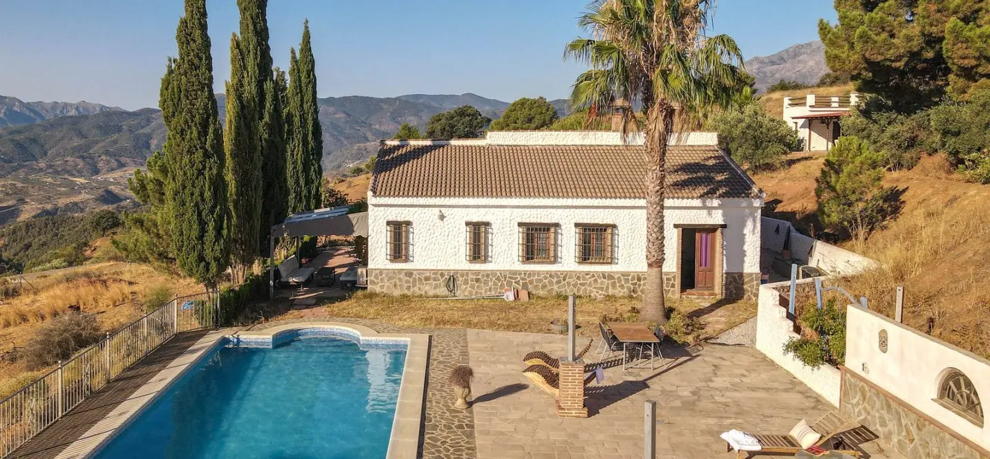 Sale of detached villa in Alozaina 0
