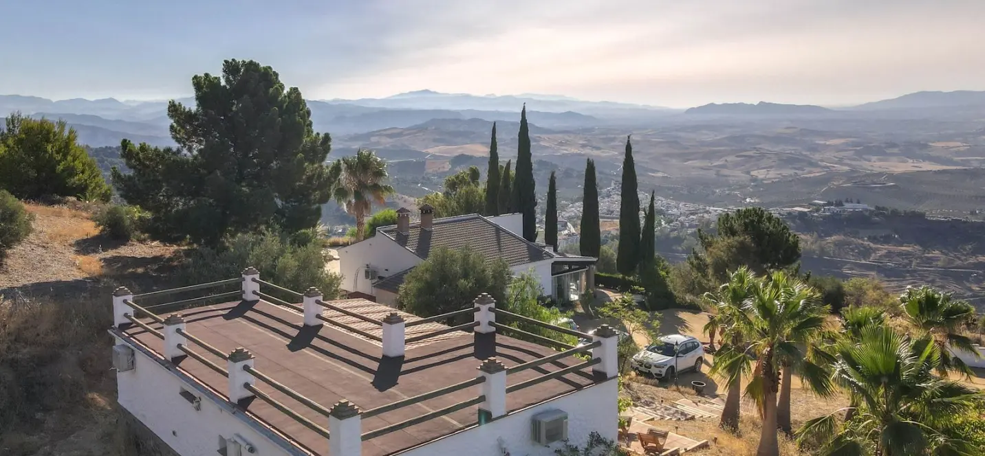 Sale of detached villa in Alozaina 1