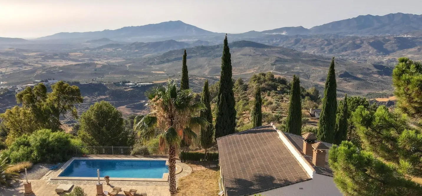 Sale of detached villa in Alozaina 3