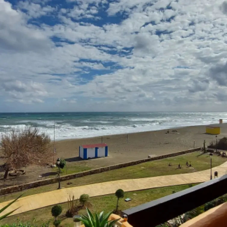 Sale of middle floor apartment in La Duquesa