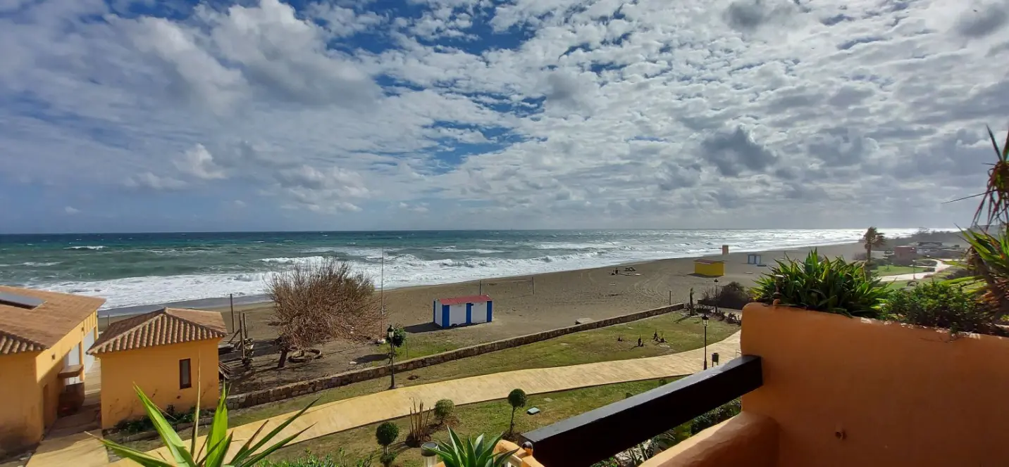 Sale of middle floor apartment in La Duquesa 0