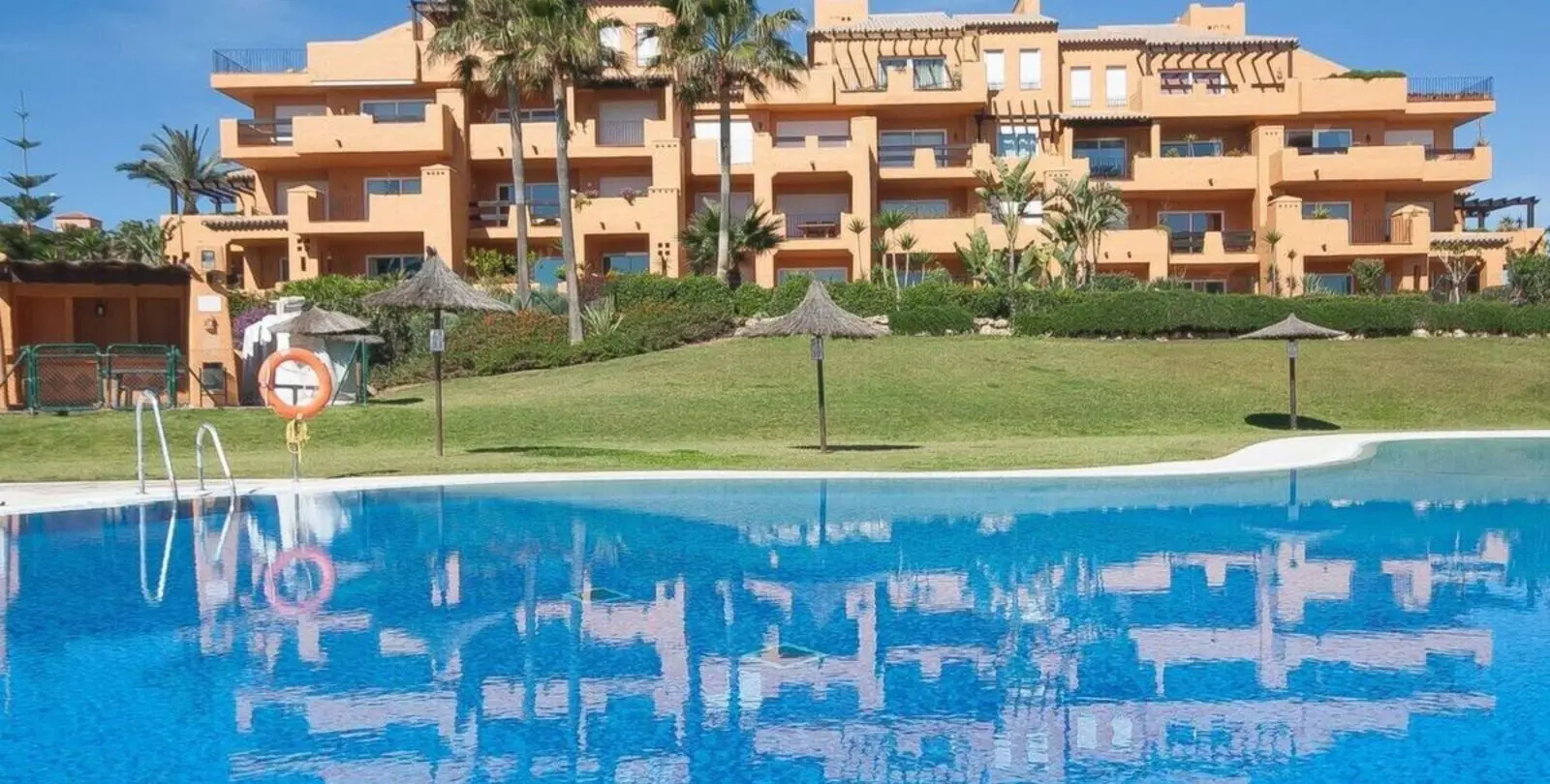 Venta de apartamento en planta media en La Duquesa 2