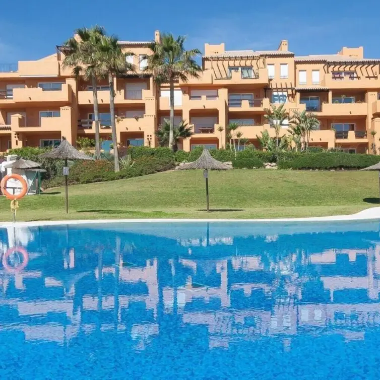 Sale of middle floor apartment in La Duquesa