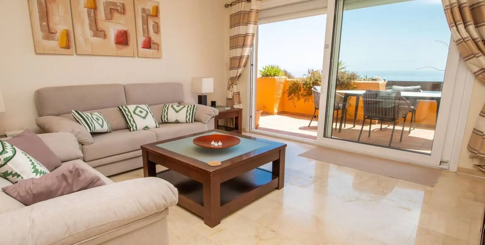 Venta de apartamento en planta media en La Duquesa 3