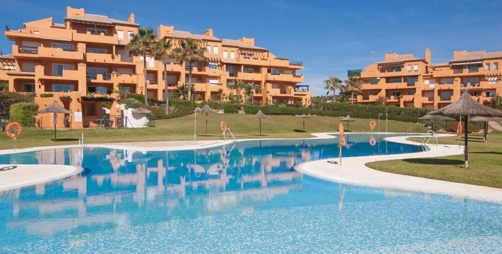 Venta de apartamento en planta media en La Duquesa 6