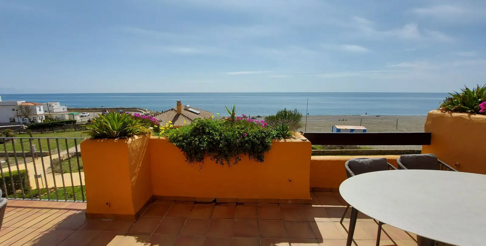 Venta de apartamento en planta media en La Duquesa 7