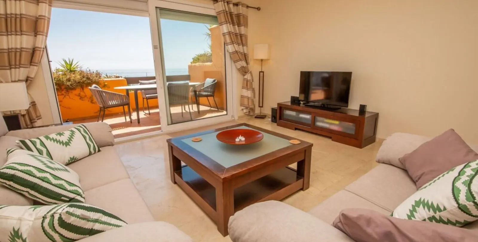 Venta de apartamento en planta media en La Duquesa 8