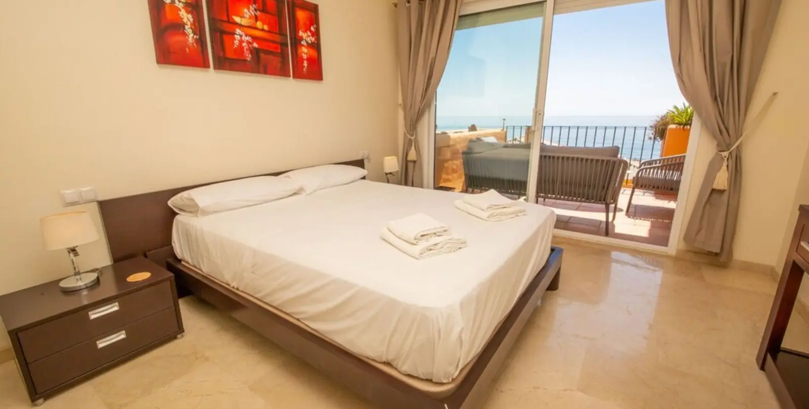 Venta de apartamento en planta media en La Duquesa 9
