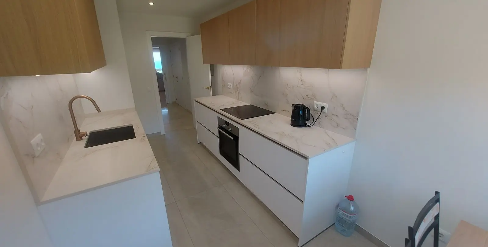 Venta de apartamento en planta media en La Duquesa 10