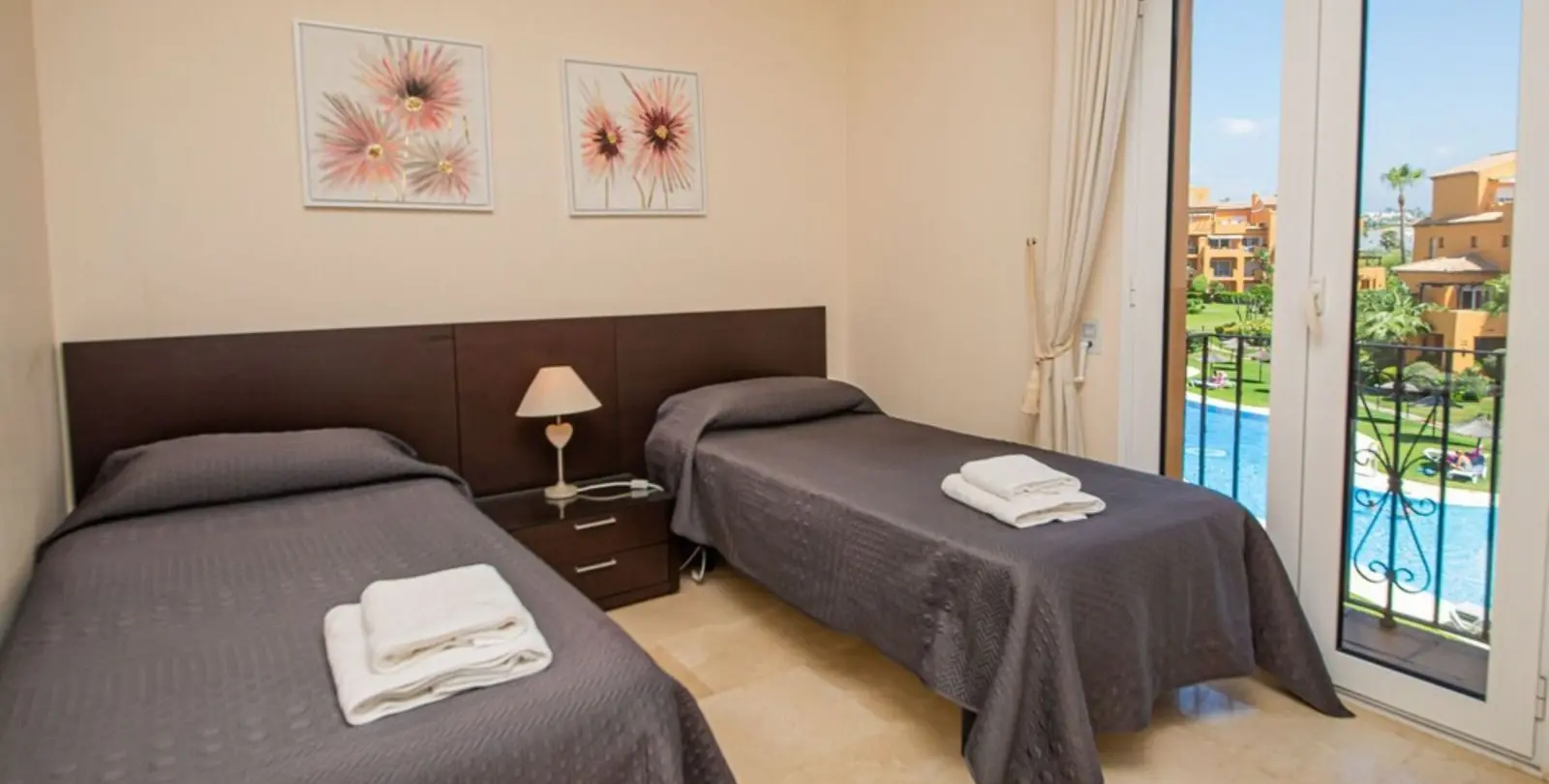 Venta de apartamento en planta media en La Duquesa 11