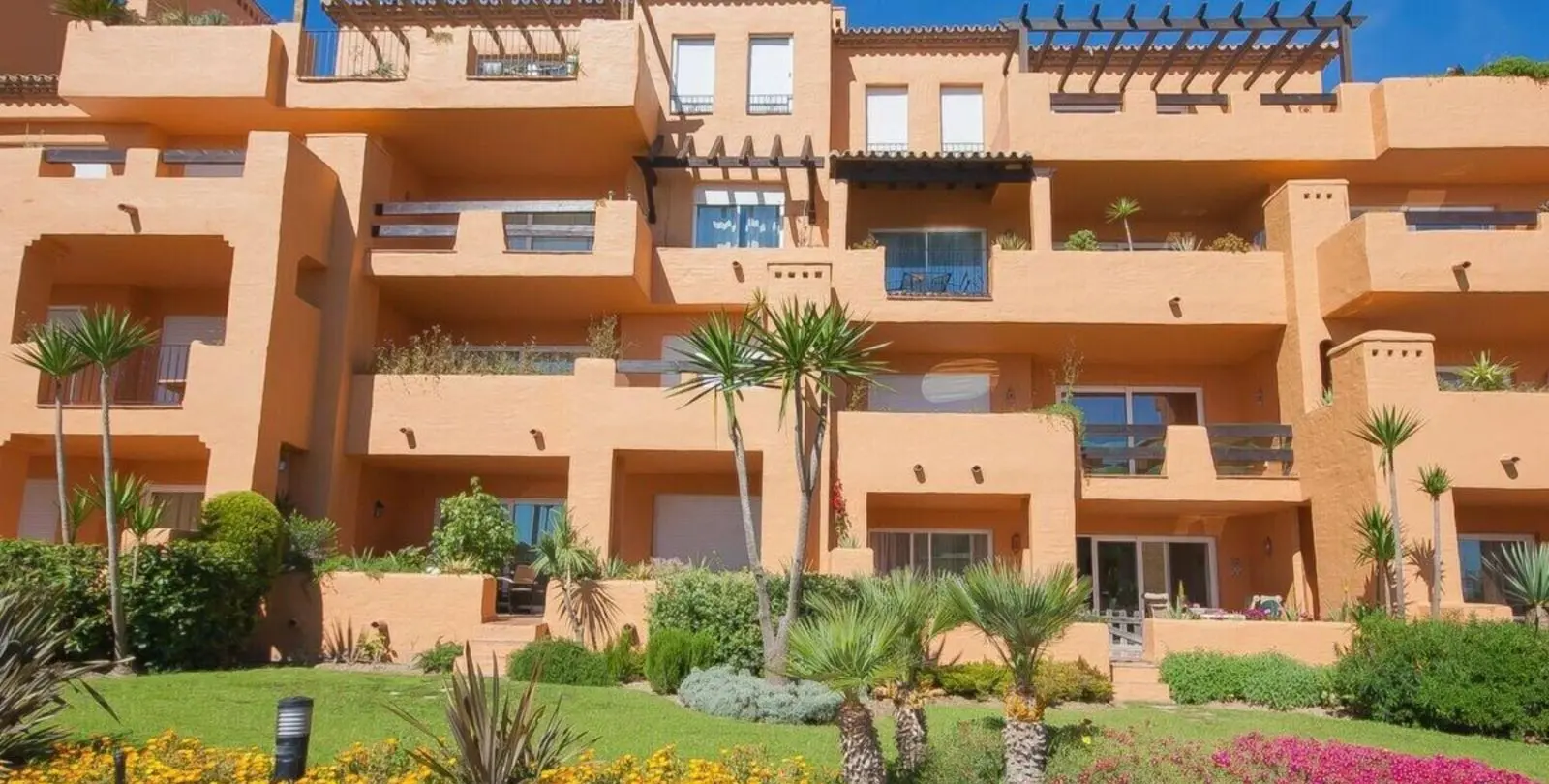 Venta de apartamento en planta media en La Duquesa 13