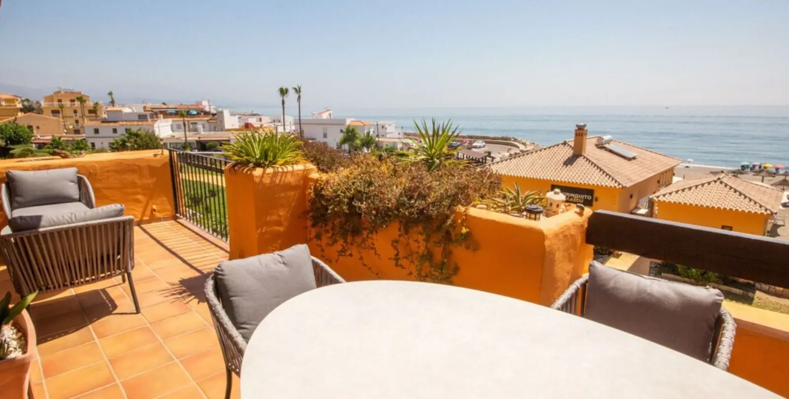 Venta de apartamento en planta media en La Duquesa 15