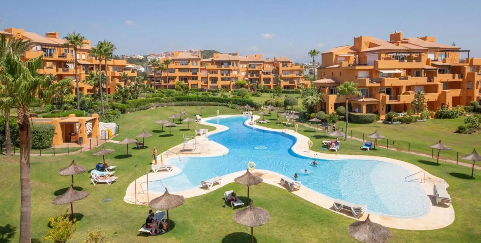 Venta de apartamento en planta media en La Duquesa 16