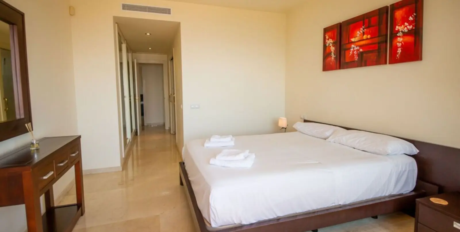 Venta de apartamento en planta media en La Duquesa 17